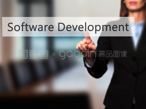 探索軟件開(kāi)發(fā)新路徑 女商人按TOU按鈕，引領(lǐng)計(jì)算機(jī)軟件技術(shù)開(kāi)發(fā)與銷售